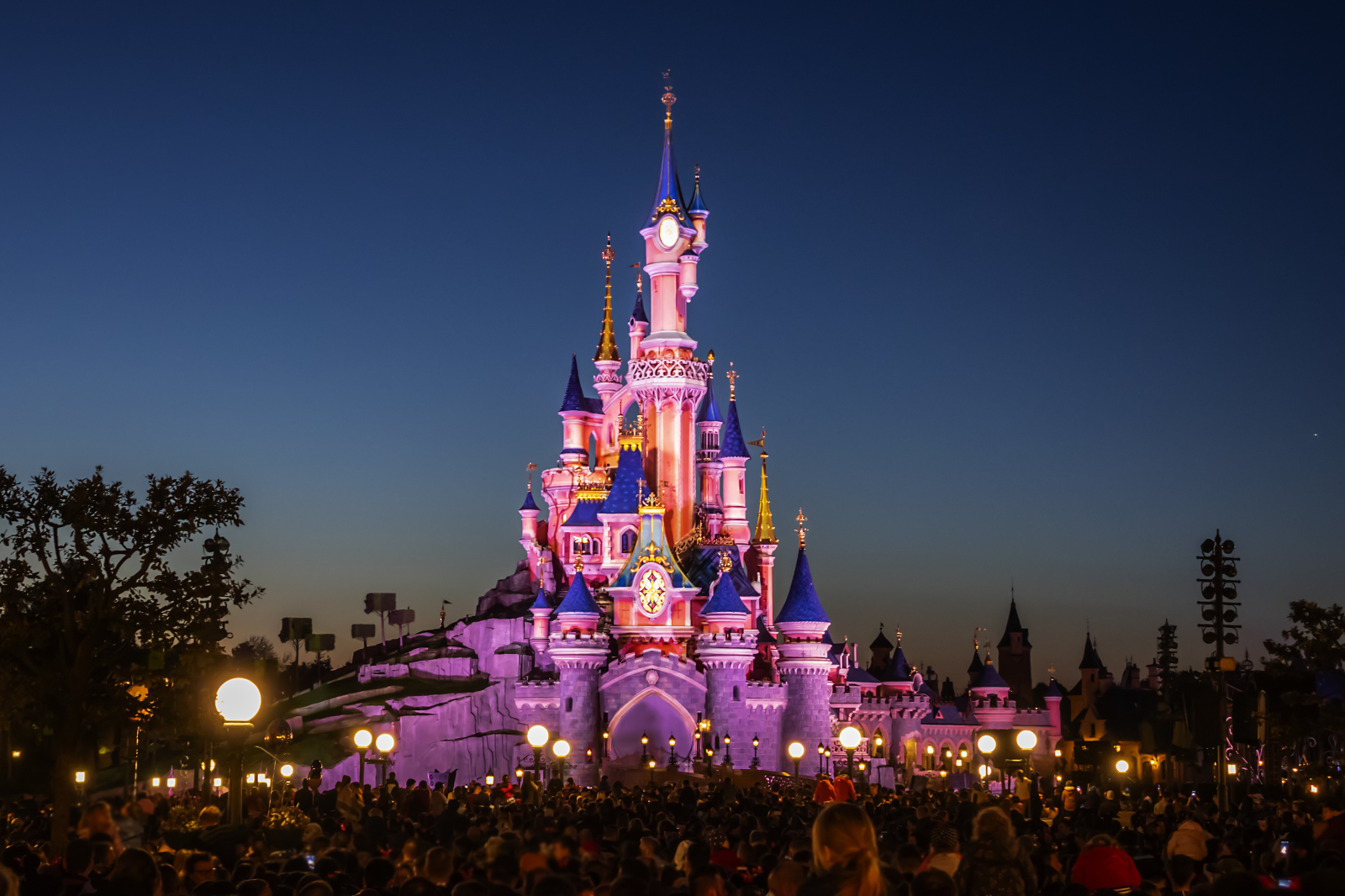 Le mythique château Disney sera un peu différent à Abu Dhabi qu'à Paris... © dbrnjhrj, Adobe Stock
